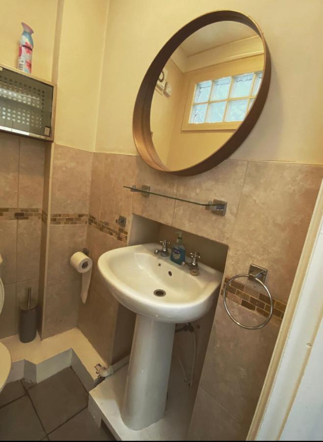 Complete 1 Bedroom Apartment With Wi-Fi, Kitchen, Tv In Heart Of Chiswick, Лондон Экстерьер фото