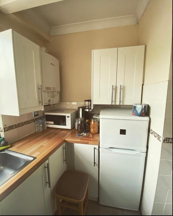 Complete 1 Bedroom Apartment With Wi-Fi, Kitchen, Tv In Heart Of Chiswick, Лондон Экстерьер фото